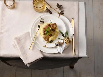 Kalbsragout an Senf-Oliven-Sauce